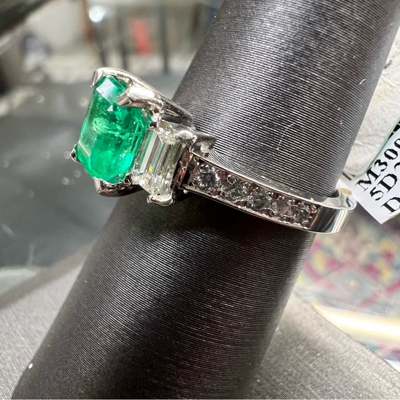14k White Gold Diamond & Emerald Ring - Picture 4 of 9